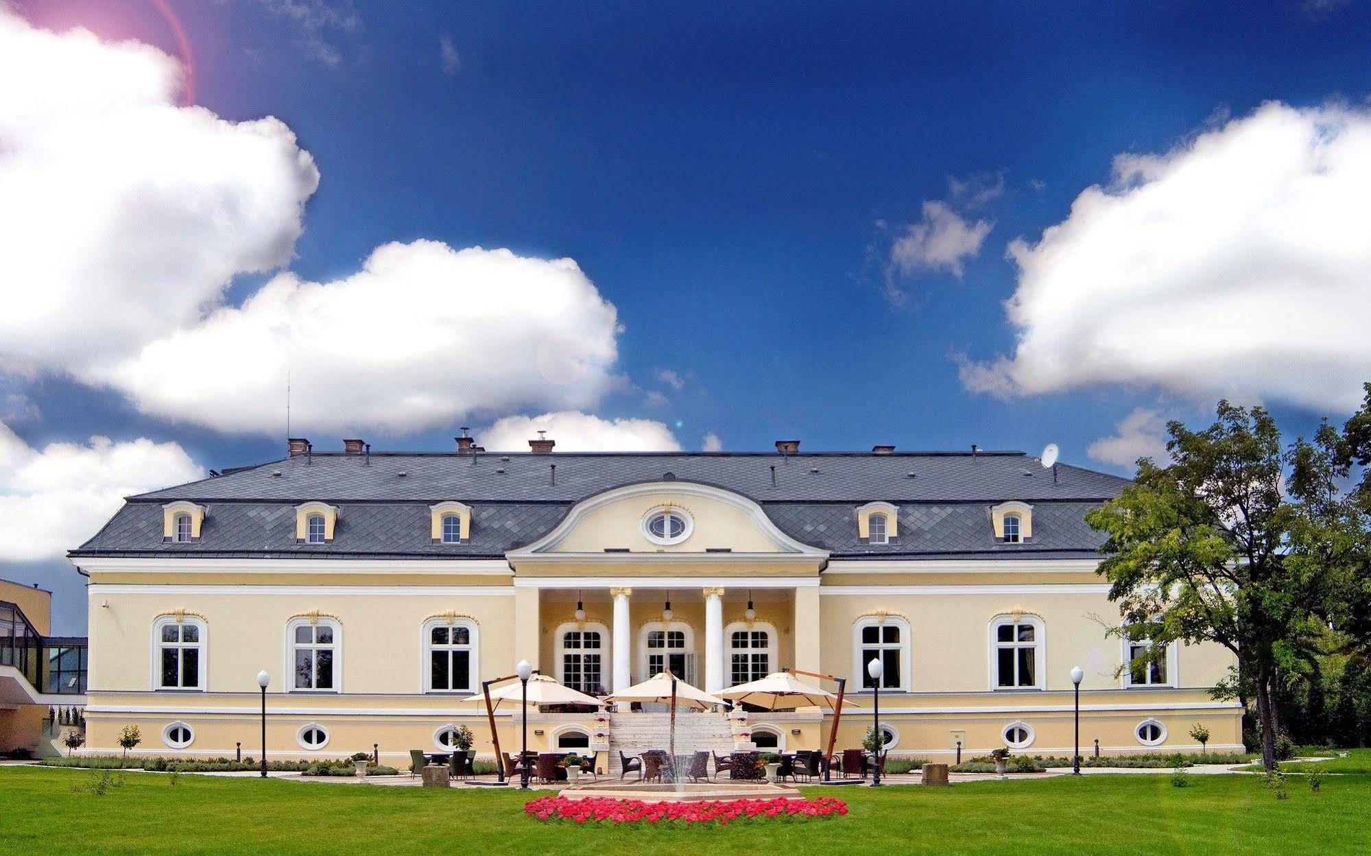 Amade Chateau Vrakúň Buitenkant foto
